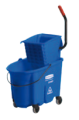 Reinigungswagen mit seitwrts Presse Kunststoff blau 33 Liter von Rubbermaid